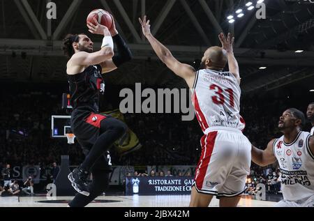 Bologna, Italien, 08/06/2022, Tornike Shengelia (Segafredo Virtus Bologna) (L) vereitelt von Shavon Shields (Armani Exchange Milano) während Spiel 1 der Finale der Meisterschaft Playoffs italienischen Basketball-Serie A1 Segafredo Virtus Bologna vs. Armani Exchange Olimpia Milano in der Segafredo Arena - Bologna, 8. Juni 2022 - Foto: Michele Nucci Stockfoto