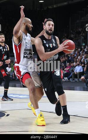 Bologna, Italien, 08/06/2022, Marco Belinelli (Segafredo Virtus Bologna) (R) vereitelt von Shavon Shields (Armani Exchange Milano) während Spiel 1 der Finale der Meisterschaft Playoffs italienischen Basketball-Serie A1 Segafredo Virtus Bologna vs. Armani Exchange Olimpia Milano in der Segafredo Arena - Bologna, 8. Juni 2022 - Foto: Michele Nucci Stockfoto