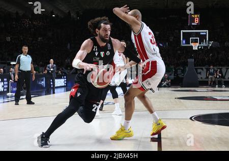 Bologna, Italien, 08/06/2022, Tornike Shengelia (Segafredo Virtus Bologna) (L) vereitelt von Shavon Shields (Armani Exchange Milano) während Spiel 1 der Finale der Meisterschaft Playoffs italienischen Basketball-Serie A1 Segafredo Virtus Bologna vs. Armani Exchange Olimpia Milano in der Segafredo Arena - Bologna, 8. Juni 2022 - Foto: Michele Nucci Stockfoto