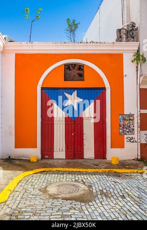 Tor mit Puerto-ricanischer Flagge in Old San Juan, Puerto Rico an einem sonnigen Tag. Stockfoto