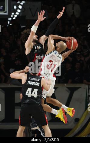 Bologna, Italien, 08/06/2022, Shavon Shields (Armani Exchange Milano) (R) vereitelt von Tornike Shengelia (Segafredo Virtus Bologna) während Spiel 1 der Finale der Meisterschaft Playoffs italienischen Basketball-Serie A1 Segafredo Virtus Bologna vs. Armani Exchange Olimpia Milano in der Segafredo Arena - Bologna, 8. Juni 2022 - Foto: Michele Nucci Stockfoto