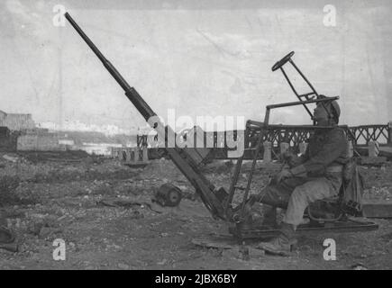 Der 20 mm (Land Based) Oerlikon AA. Pistole (erste Bilder) -- 20mm. Mobile Ack-Ack-Pistole von Oerlikon auf dem Land in Italien im Einsatz. Die Oerlikon ist als Marineflugkanone bekannt. Jetzt wurde es für den Einsatz durch die Armee gegen Tiefflieger angepasst. Es wird hauptsächlich von Luftlandetruppen verwendet. 31. Oktober 1944. (Foto von British Official Photo). Stockfoto