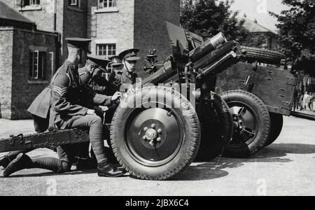 Luftreifen für die Artillerie: 'D' Battery Probieren Sie heute Morgen bei Aldershot einen Limber und 3,7 Howitzer mit Luftreifen aus. Ein neues Experiment wurde von den Armeebehörden versucht, indem Limber und Kanonen der Royal Horse Artillery mit Luftreifen ausgestattet wurden. Sie wurden kürzlich zum ersten Mal in Aldershot ausprobiert. 20. Juni 1936. (Foto von Keystone). Stockfoto