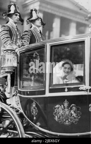 Hochzeit Des Herzogs Von Gloucester ***** London -- Lady Alice Scott fotografierte in ihrem „gläsernen Bus“, als sie zur Hochzeit von ihrem Haus zum Buckingham Palace fuhr. Der Herzog von Gloucester, der dritte Sohn des Königs, wurde heute Morgen mit der Dame Alice Scott, der Schwester des Herzogs von Buccleuch, in der privaten Kapelle am Buckingham Palace verheiratet. Obwohl die heutige Zeremonie aufgrund des jüngsten Todes des Vaters der Braut viel von dem brillanten Spektakel, das an der Hochzeit des Herzogs von Kent teilnahm, geschoren wurde, sahen riesige Menschenmengen die Braut zum Palast fahren. 6. November 1935. (Foto von Keystone). Stockfoto