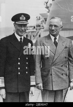 Präsident Truman wurde vom König im Plymouth Sound empfangen. Rückkehr Besuch des amerikanischen Kriegsschiffs: Der König und Präsident Truman an Bord von H.M.S. „Renown“. Der König empfing Präsident Truman an Bord des Kampfkreuzers H.M. S.'Renown', nachdem der Präsident von Potsdam aus nach England geflogen war. Seine Majestät stattete dann dem US-Kreuzer 'Augusta' einen Besuch ab und besuchte den Präsidenten, bevor er nach Amerika segelte. Am frühen Tag, nachdem sein Flugzeug in der Nähe von Plymouth gelandet war, sah Truman die historische Barbican Stone and Mayflower Steps, wo die Pilgerväter nach Neuengland segelten. 20. August 1945. (Foto von London N Stockfoto