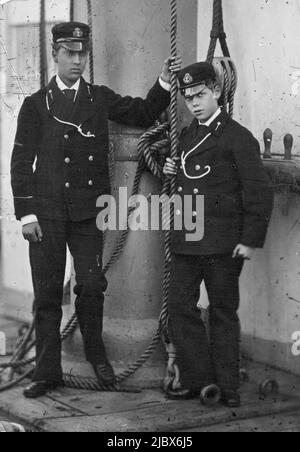 Prinz Albert (links) und Prinz George (später König George V., Prinz Albert starb) besuchten Australien im Jahr 1881. Prinz Albert (links) und Prinz George besuchten Australien im Jahr 1881 als Midshipmänner in HMS Bacchante, fast in australischen Gewässern zerstört Prinz George (später König George V, Prinz Albert starb), kam hier wieder im Jahr 1901, um das erste Bundesparlament zu eröffnen. 3. Juni 1935. Stockfoto