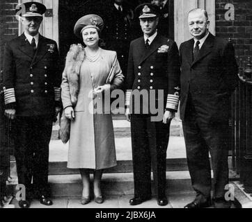 Der König und die Königin bei der Admiralität - (von links nach rechts) Admiral der Flotte Sir Andrew Cunningham, First Sea Lord, T.M. The Andrew & the King, & Mr A.V. Alexander, (der erste Herr des bewunderungswürdig) posiert für ein Foto am Ende des Besuchs. Der Besuch des Königs und der Königin bei der Admiralität. 05. April 1944. Stockfoto