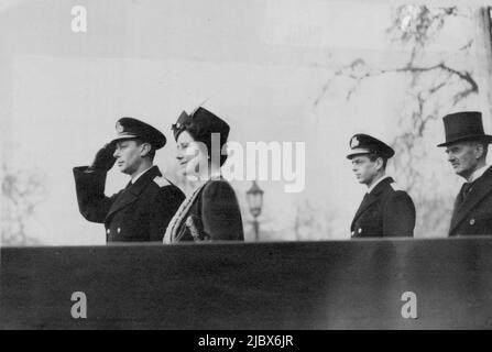 König inspiziert Graf Spee Battle Heroes - der König nimmt den Gruß an der Märzvergangenheit der Matrosen auf der Horse Guards Parade. Ebenfalls zu sehen sind die Königin, der Herzog von Kent und der Premierminister Neville Chamberlain. H.M. der König inspizierte heute Morgen Offiziere und Männer der britischen Kreuzer Ajax und Exeter, die an der Graf-Spee-Schlacht teilgenommen hatten, auf der Horse Guards Parade in Whitehall und überreichte Dekorationen. 23. Februar 1940. Stockfoto