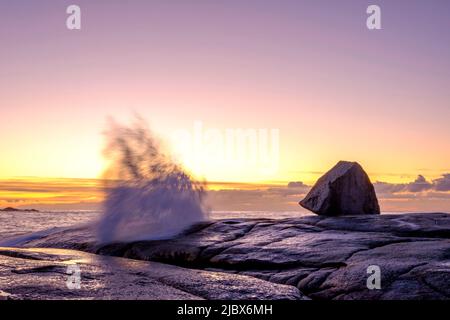 Sonnenaufgang am Bicheno Blowhole Stockfoto