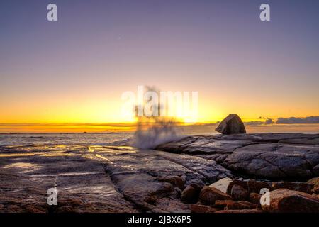 Sonnenaufgang am Bicheno Blowhole Stockfoto