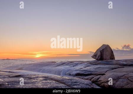 Sonnenaufgang am Bicheno Blowhole Stockfoto