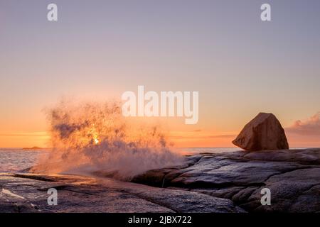 Sonnenaufgang am Bicheno Blowhole Stockfoto