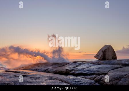 Sonnenaufgang am Bicheno Blowhole Stockfoto