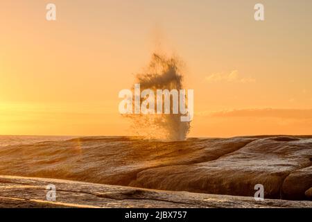 Sonnenaufgang am Bicheno Blowhole Stockfoto