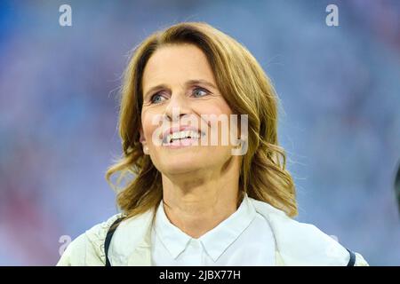 Katrin Müller-Hohenstein, ZDF-moderatorin, Sportmoderatorin, Moderatorin, beim Spiel der UEFA Nations League 2022 DEUTSCHLAND - ENGLAND 1-1 in der Saison 2022/2023 am 07. Juni 2022 in München. © Peter Schatz / Alamy Live News Stockfoto