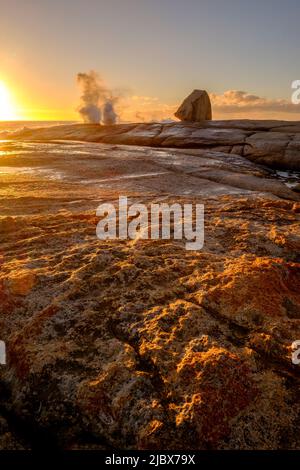 Sonnenaufgang am Bicheno Blowhole Stockfoto