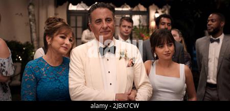 VERÖFFENTLICHUNGSDATUM: 16. Juni 2022. TITEL: Father of the Bride STUDIO: Plan B Entertainment. REGIE: Gary Alazraki. HANDLUNG: Ein Vater kommt mit der bevorstehenden Hochzeit seiner Tochter durch das Prisma mehrerer Beziehungen innerhalb eines großen, weitläufigen kubanisch-amerikanischen Clans in den Griff. MIT ANDY GARCIA UND GLORIA ESTEFAN, ADRIA ARJONA UND ISABELA MERCED. (Kreditbild: © Plan B Entertainment/Entertainment Picturs) Stockfoto