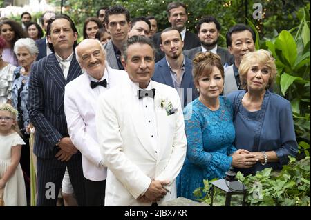 VERÖFFENTLICHUNGSDATUM: 16. Juni 2022. TITEL: Father of the Bride STUDIO: Plan B Entertainment. REGIE: Gary Alazraki. HANDLUNG: Ein Vater kommt mit der bevorstehenden Hochzeit seiner Tochter durch das Prisma mehrerer Beziehungen innerhalb eines großen, weitläufigen kubanisch-amerikanischen Clans in den Griff. HAUPTROLLEN: Enrique Murciano Ruben Rabasa, Sean Patrick Dawson, Andy Garcia, Gloria Estefan, Ho-Kwan Tse und Marta Velasco. (Kreditbild: © Plan B Entertainment/Entertainment Picturs) Stockfoto