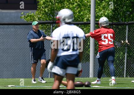 Gillette Stadium. 8.. Juni 2022. MA, USA; Bill Belichick, Cheftrainer der New England Patriots, arbeitet mit Spielern am Minicamp des Teams im Gillette Stadium zusammen. Obligatorische Gutschrift: Eric Canha/CSM/Alamy Live News Stockfoto