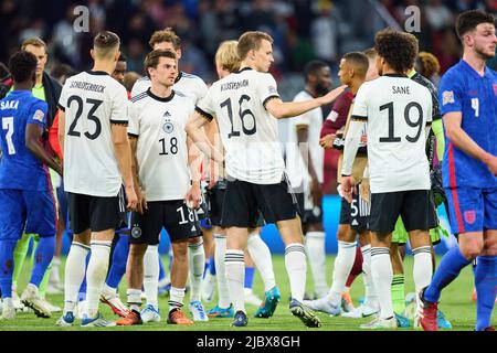 DFB-Team enttäuscht von Nico Schlotterbeck, DFB 23 Jonas Hofmann, DFB 18 Lukas Klostermann, DFB 16 Leroy SANE, DFB 19 im UEFA Nations League 2022 Spiel DEUTSCHLAND - ENGLAND 1-1 in der Saison 2022/2023 am 07. Juni 2022 in München, Deutschland. © Peter Schatz / Alamy Live News Stockfoto