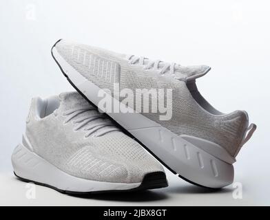 Paar graue Stoff Sneakers isoliert auf weißem Studio-Hintergrund Stockfoto