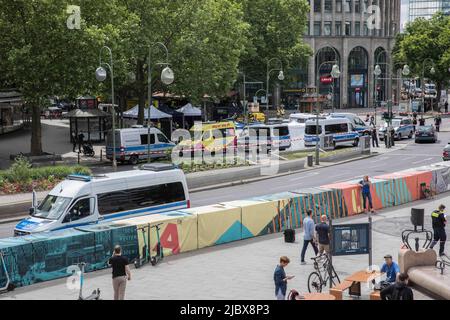 Berlin, Deutschland. 8.. Juni 2022. Am 8. Juni 2022 wurde ein Auto in eine Gruppe von Menschen geplündet, wobei eine Person getötet und mehrere andere verletzt wurden. (Bild: © Michael Kuenne/PRESSCOV über ZUMA Press Wire) Stockfoto