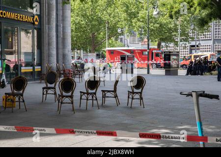 Berlin, Deutschland. 8.. Juni 2022. Am 8. Juni 2022 wurde ein Auto in eine Gruppe von Menschen geplündet, wobei eine Person getötet und mehrere andere verletzt wurden. (Bild: © Michael Kuenne/PRESSCOV über ZUMA Press Wire) Stockfoto