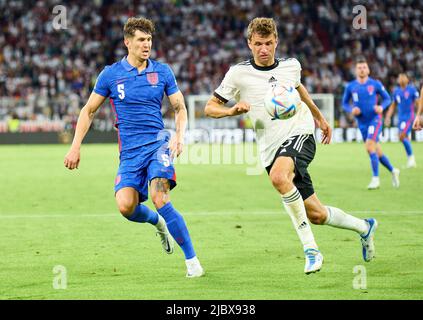 Thomas Müller, DFB 13 Wettkampf um den Ball, Tackling, Duell, Header, zweikampf, Aktion, Kampf gegen John Stones, England 5 im UEFA Nations League 2022 Spiel DEUTSCHLAND - ENGLAND 1-1 in der Saison 2022/2023 am 07. Juni 2022 in München, Deutschland. © Peter Schatz / Alamy Live News Stockfoto