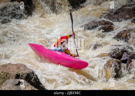 Vail, Col. 08/06/2022, Abenteuersport, Kunst Und Musik. 8.. Juni 2022. Weltmeister Dane Jackson verhandelt die extremen technischen Bedingungen von Homestake Creek auf seinem Weg zur Steep Creek Championship. Die GoPro Mountain Games feiern ihr 20.-jähriges Bestehen und werden von der Vail Valley Foundation veranstaltet. Sie sind die größte Veranstaltung für Abenteuersport, Kunst und Musik in Nordamerika. Vail, Colorado. Kredit: csm/Alamy Live Nachrichten Stockfoto