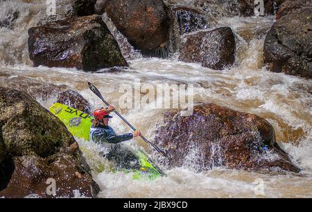 Vail, Col. 08/06/2022, Abenteuersport, Kunst Und Musik. 8.. Juni 2022. Steep Creek Kajakrennen finden auf den extrem technischen Bedingungen des Homestake Creek statt. Die GoPro Mountain Games feiern ihr 20.-jähriges Bestehen und werden von der Vail Valley Foundation veranstaltet. Sie sind die größte Veranstaltung für Abenteuersport, Kunst und Musik in Nordamerika. Vail, Colorado. Kredit: csm/Alamy Live Nachrichten Stockfoto