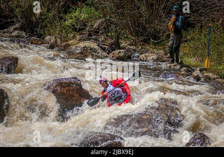 Vail, Col. 08/06/2022, Abenteuersport, Kunst Und Musik. 8.. Juni 2022. Der Kanadier Nick Troutman verhandelt die extremen technischen Bedingungen von Homestake Creek auf seinem Weg zum vierten Platz. Die GoPro Mountain Games feiern ihr 20.-jähriges Bestehen und werden von der Vail Valley Foundation veranstaltet. Sie sind die größte Veranstaltung für Abenteuersport, Kunst und Musik in Nordamerika. Vail, Colorado. Kredit: csm/Alamy Live Nachrichten Stockfoto