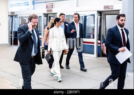 Washington, Usa. 08.. Juni 2022. Matthew McConaughey, seine Frau Camila Alves (weiß), in der Nähe der Senate Subway im US-Kapitol. Kredit: SOPA Images Limited/Alamy Live Nachrichten Stockfoto