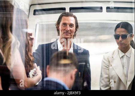 Washington, Usa. 08.. Juni 2022. Matthew McConaughey seine Frau Camila Alves (in weiß) in der Senate Subway im US-Kapitol. Kredit: SOPA Images Limited/Alamy Live Nachrichten Stockfoto