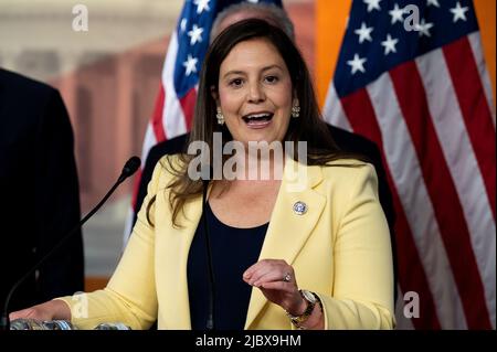 Washington, Usa. 08.. Juni 2022. Die US-Vertreterin Elise Stefanik (R-NY) spricht auf einer Pressekonferenz des republikanischen Kaukasus im Repräsentantenhaus. Kredit: SOPA Images Limited/Alamy Live Nachrichten Stockfoto