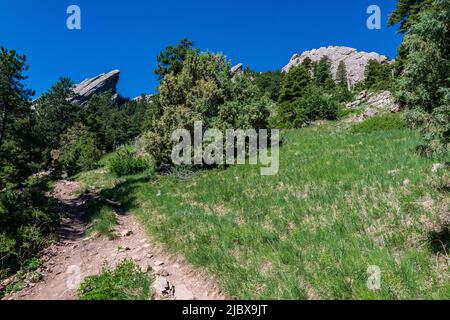 Zweites Flatiron vom Flatirons Trail im Chautauqua Park aus gesehen Stockfoto