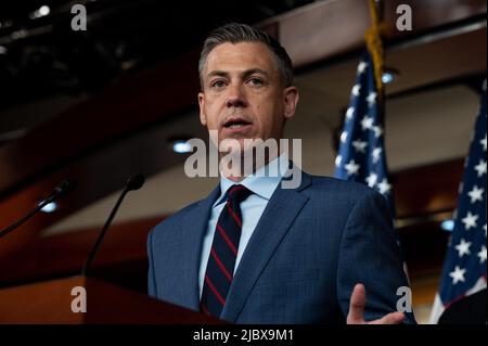 Washington, Usa. 08.. Juni 2022. Der US-Repräsentant Jim Banks (R-IN) spricht auf einer Pressekonferenz des republikanischen Kaukus des Repräsentantenhauses. Kredit: SOPA Images Limited/Alamy Live Nachrichten Stockfoto