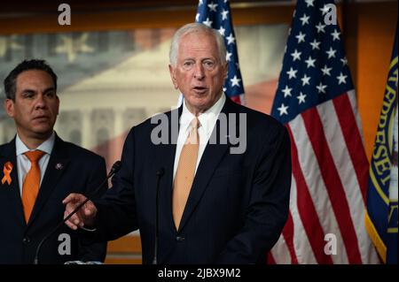 Washington, Usa. 08.. Juni 2022. Der US-Repräsentant Mike Thompson (D-CA) spricht auf einer Pressekonferenz des demokratischen Caucus des Repräsentantenhauses. Kredit: SOPA Images Limited/Alamy Live Nachrichten Stockfoto