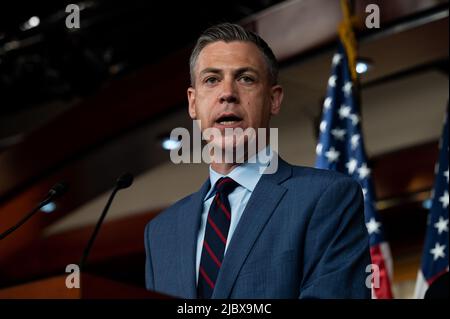 Washington, Usa. 08.. Juni 2022. Der US-Repräsentant Jim Banks (R-IN) spricht auf einer Pressekonferenz des republikanischen Kaukus des Repräsentantenhauses. Kredit: SOPA Images Limited/Alamy Live Nachrichten Stockfoto