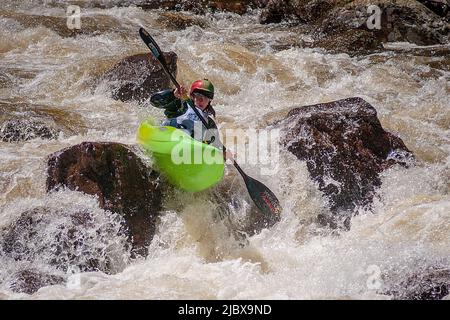 Vail, Col. 08/06/2022, Abenteuersport, Kunst Und Musik. 8.. Juni 2022. Steep Creek Kajakrennen finden auf den extrem technischen Bedingungen des Homestake Creek statt. Die GoPro Mountain Games feiern ihr 20.-jähriges Bestehen und werden von der Vail Valley Foundation veranstaltet. Sie sind die größte Veranstaltung für Abenteuersport, Kunst und Musik in Nordamerika. Vail, Colorado. Kredit: csm/Alamy Live Nachrichten Stockfoto