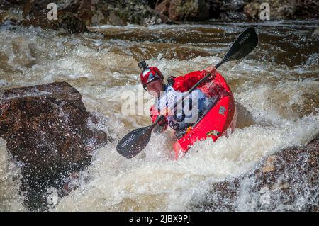 Vail, Col. 08/06/2022, Abenteuersport, Kunst Und Musik. 8.. Juni 2022. Der Kanadier Nick Troutman verhandelt die extremen technischen Bedingungen von Homestake Creek auf seinem Weg zum vierten Platz. Die GoPro Mountain Games feiern ihr 20.-jähriges Bestehen und werden von der Vail Valley Foundation veranstaltet. Sie sind die größte Veranstaltung für Abenteuersport, Kunst und Musik in Nordamerika. Vail, Colorado. Kredit: csm/Alamy Live Nachrichten Stockfoto