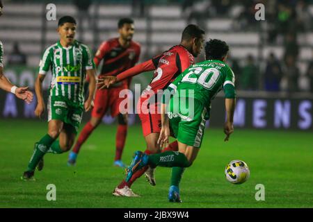 Caxias Do Sul, Brasilien. 08.. Juni 2022. RS - Caxias do Sul - 06/08/2022 - BRASILIANISCH BIS 2022, JUGEND X ATHLETISCH. Die Jugend- und Athletico-Spieler kämpfen während des Spiels im Alfredo Jaconi Stadium um die brasilianische Meisterschaft 2022. Foto: Luiz Erbes/AGIF/Sipa USA Quelle: SIPA USA/Alamy Live News Stockfoto