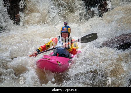 Vail, Col. 08/06/2022, Abenteuersport, Kunst Und Musik. 8.. Juni 2022. Weltmeister Dane Jackson verhandelt die extremen technischen Bedingungen von Homestake Creek auf seinem Weg zur Steep Creek Championship. Die GoPro Mountain Games feiern ihr 20.-jähriges Bestehen und werden von der Vail Valley Foundation veranstaltet. Sie sind die größte Veranstaltung für Abenteuersport, Kunst und Musik in Nordamerika. Vail, Colorado. Kredit: csm/Alamy Live Nachrichten Stockfoto