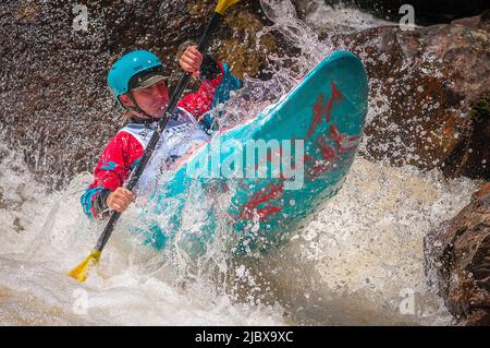 Vail, Col. 08/06/2022, Abenteuersport, Kunst Und Musik. 8.. Juni 2022. Steep Creek Kajakrennen finden auf den extrem technischen Bedingungen des Homestake Creek statt. Die GoPro Mountain Games feiern ihr 20.-jähriges Bestehen und werden von der Vail Valley Foundation veranstaltet. Sie sind die größte Veranstaltung für Abenteuersport, Kunst und Musik in Nordamerika. Vail, Colorado. Kredit: csm/Alamy Live Nachrichten Stockfoto