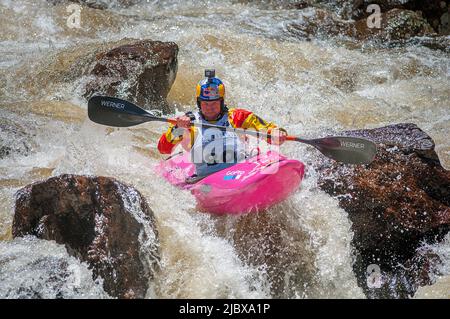 Vail, Col. 08/06/2022, Abenteuersport, Kunst Und Musik. 8.. Juni 2022. Weltmeister Dane Jackson verhandelt die extremen technischen Bedingungen von Homestake Creek auf seinem Weg zur Steep Creek Championship. Die GoPro Mountain Games feiern ihr 20.-jähriges Bestehen und werden von der Vail Valley Foundation veranstaltet. Sie sind die größte Veranstaltung für Abenteuersport, Kunst und Musik in Nordamerika. Vail, Colorado. Kredit: csm/Alamy Live Nachrichten Stockfoto