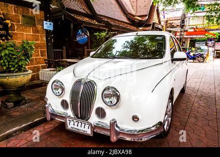 Der britische Jaguar parkte in Bangkok, Thailand, vor einem Restaurant im Schatten. Stockfoto
