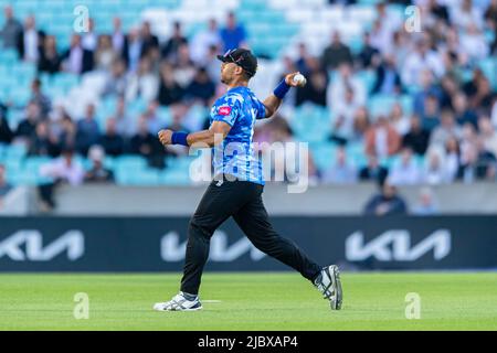 LONDON, GROSSBRITANNIEN. 08. Juni 2022. Tymal Mills of Sussex Crircket Club während der Vitality Blast - Surry vs Sussex Sharks auf dem Kia Oval Cricket Ground am Mittwoch, den 08. Juni 2022 in LONDON ENGLAND. Kredit: Taka G Wu/Alamy Live Nachrichten Stockfoto