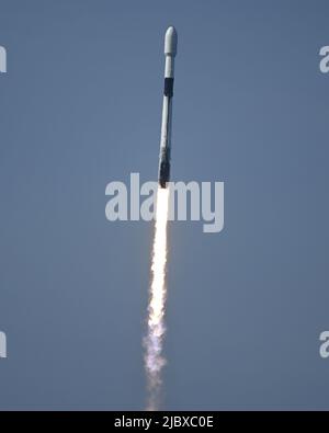 Florida, USA, 08. Juni 2022. Eine SpaceX Falcon 9-Rakete startet am Mittwoch, den 08. Juni 2022, den Kommunikationssatelliten Nilesat 301 vom Komplex 40 auf der Weltraumstation Cape Canaveral in Florida. Der Satellit wird Fernseh- und Internetdienste nach Ägypten sowie in andere Länder des Nahen Ostens bereitstellen. Foto von Joe Marino/UPI Credit: UPI/Alamy Live News Stockfoto