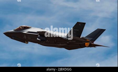 Eine Royal Australian Air Force (RAAF) F-35A hebt während der Black Flag 22-1 auf der Nellis Air Force Base, Nevada, am 10. Mai 2022 ab. Die fortschrittlichen Sensoren und Datenfusion der F-35 ermöglichen es ihr, Informationen schneller als je zuvor mit anderen Luftwaffen-, Navy- und Armeeflugzeugen zu sammeln und auszutauschen. (USA Luftwaffe Foto von Airman 1. Klasse Makenna Gott) Stockfoto
