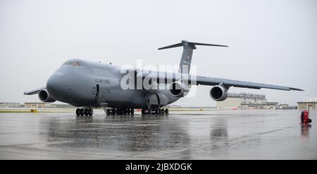 Eine US Air Force C-5M Super Galaxy von der Dover Air Force Base, Delaware, sitzt auf der Fluglinie der Marine Corps Air Station Iwakuni, Japan, 5. Juni 2022. Das in Dover stationierte Flugzeug brachte die 354. Air Expeditionary Wing Airmen and Personnel zum Training für agile Kampfbeschäftigung nach MCAS Iwakuni, Japan. Die Ausübung von ACE-Elementen ermöglicht es den US-Streitkräften im Indo-Pazifik, von Standorten mit unterschiedlichen Kapazitäten und Unterstützungsniveaus aus zu operieren, wodurch sichergestellt wird, dass die Luftwaffe und die Luftbesatzung über das gesamte Spektrum der Militäroperationen hinweg aktiv werden. (USA Luftwaffe Foto von Senior Airman Jose Miguel T. Tamondong) Stockfoto