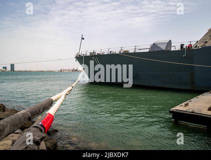 DSCHIBUTI (5. Juni 2022) das Küstenkampfschiff USS Sioux City (LCS 11) vertäute am Pfeilerrand in Dschibuti, 5. Juni. Sioux City wird im Einsatzgebiet der US-Flotte für 5. eingesetzt, um die Sicherheit und Stabilität der Seefahrt in der Region des Nahen Ostens zu gewährleisten. (USA Navy Foto von Mass Communication Specialist 3. Klasse Nichola A. Russell) Stockfoto